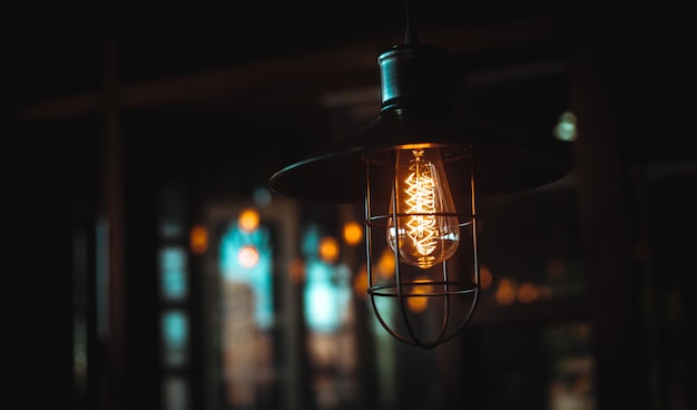Close-up de uma lâmpada iluminada pendurada no teto