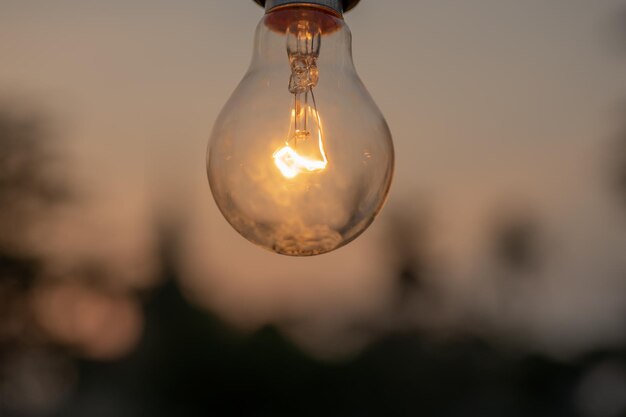 Foto close-up de uma lâmpada iluminada