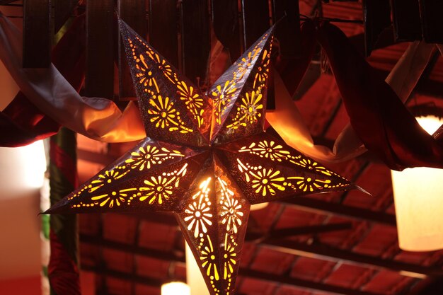 Foto close-up de uma lanterna em forma de estrela iluminada à noite