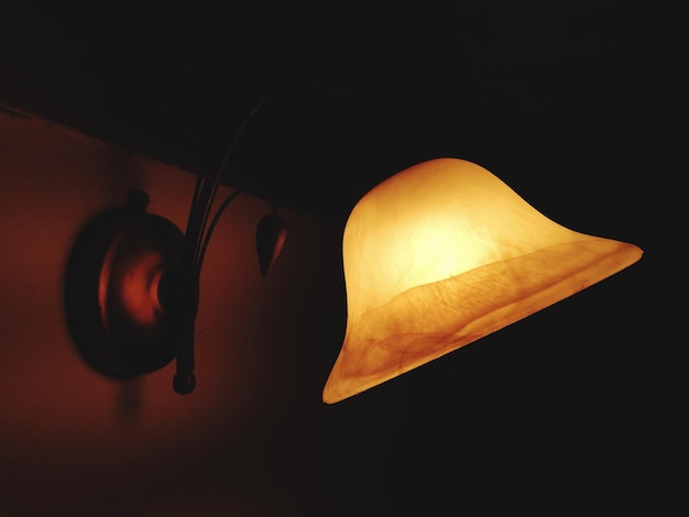 Foto close-up de uma lanterna pendurada contra um fundo preto