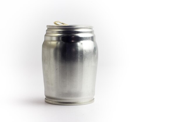 Foto close-up de uma lata contra fundo branco
