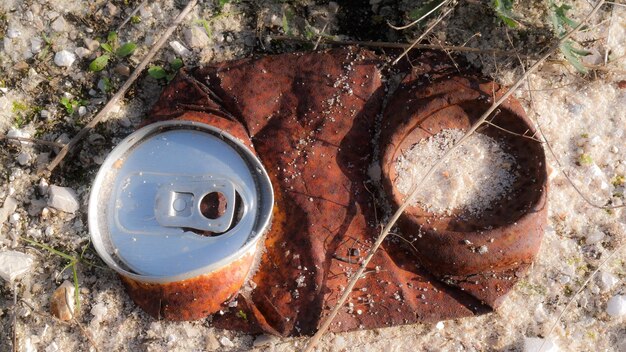 Foto close-up de uma lata esmagada na praia