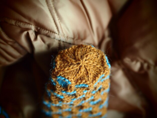 Foto close-up de uma luva de lã no sofá