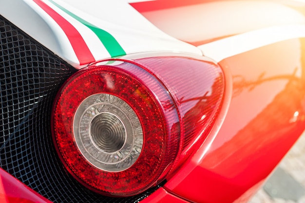 Close up de uma luz de fundo de uma Ferrari