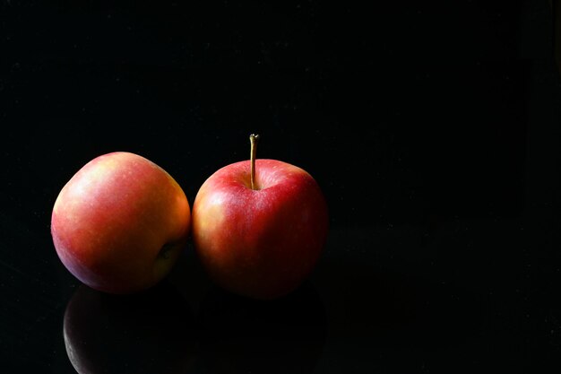 Close-up de uma maçã contra um fundo preto