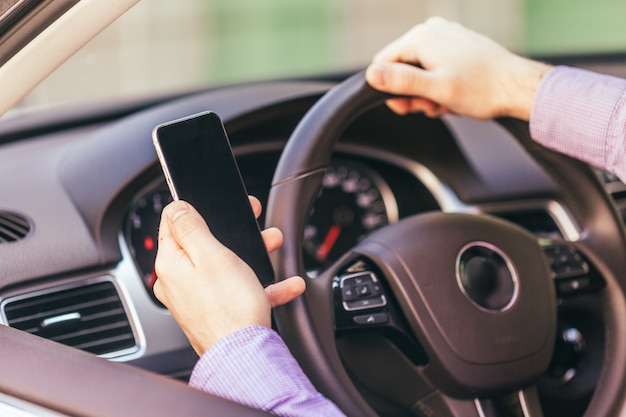 Close-up de uma mão masculina em um carro moderno