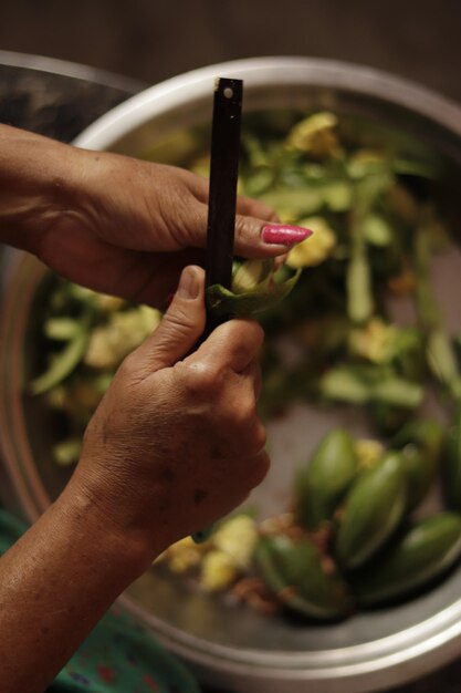 Foto close-up de uma mão segurando legumes