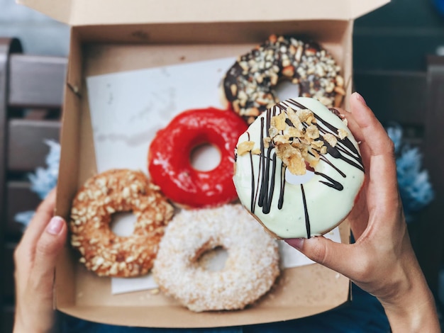Close-up de uma mão segurando um donut