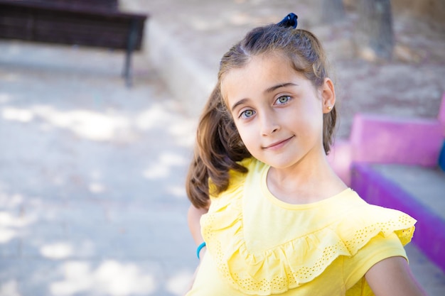 Close-up de uma menina bonita com olhos claros, de volta à escola