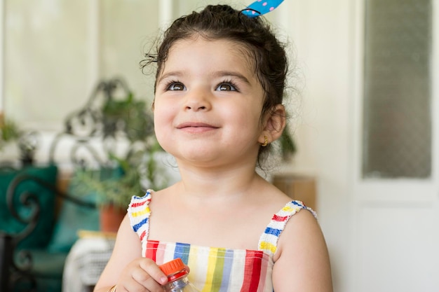 Close-up de uma menina bonita olhando para longe contra a estrutura construída