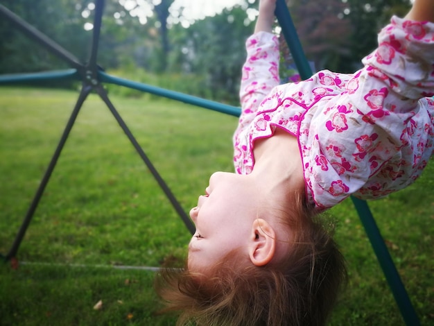 Close-up de uma menina brincando no parque