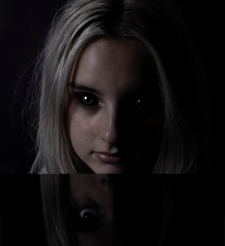 Foto close-up de uma menina com reflexo na sala escura
