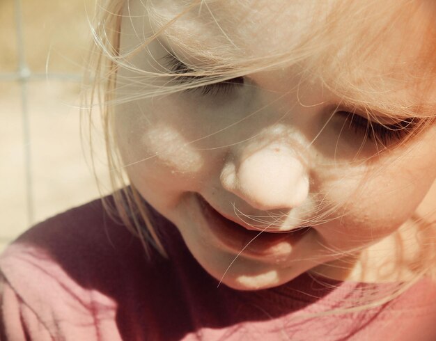 Close-up de uma menina olhando para baixo