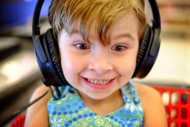 Close-up de uma menina ouvindo música com fones de ouvido