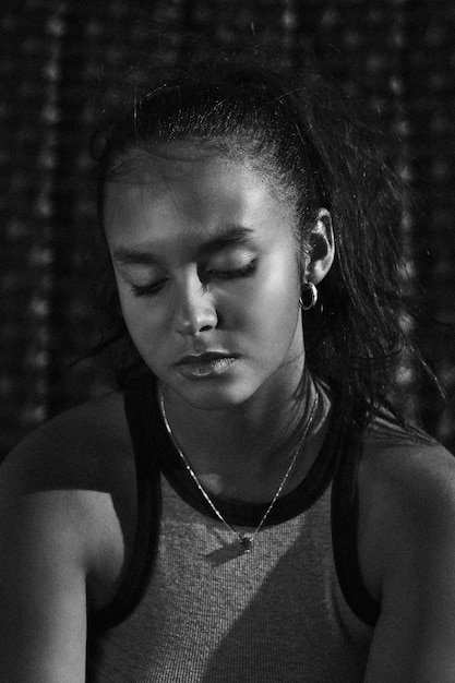 Close-up de uma menina sentada em casa