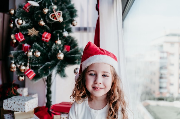 Close-up de uma menina sorridente em casa durante o Natal