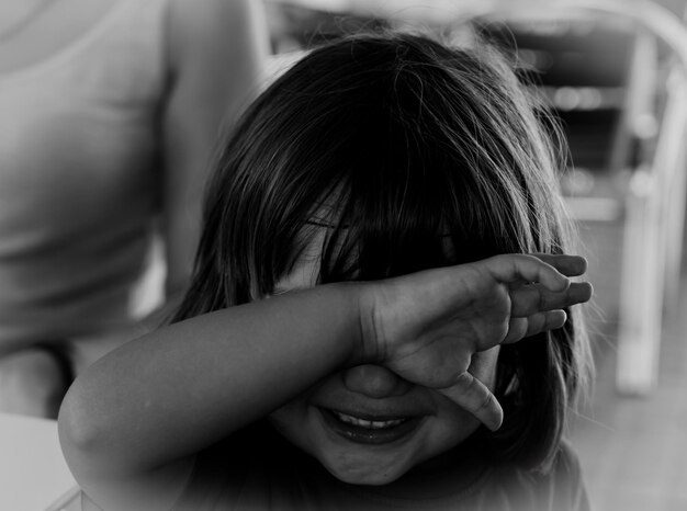 Foto close-up de uma menina sorridente