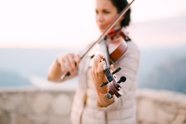 Close-up de uma menina tocando violino.