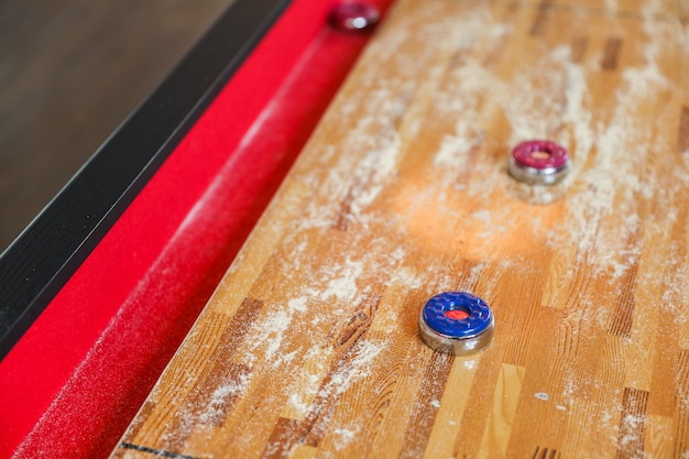 Close-up de uma mesa com um botão vermelho e azul