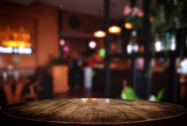 Close-up de uma mesa de madeira vazia em um restaurante
