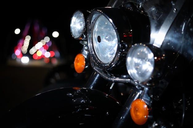 Foto close-up de uma motocicleta iluminada