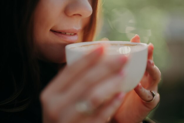 Close-up de uma mulher a beber café