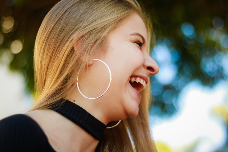 Foto close-up de uma mulher bonita e alegre