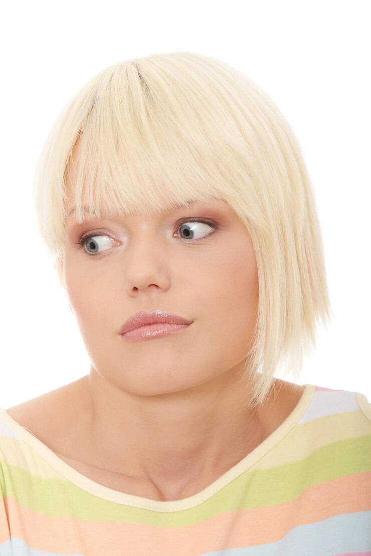Foto close-up de uma mulher bonita pensativa olhando para longe contra um fundo branco