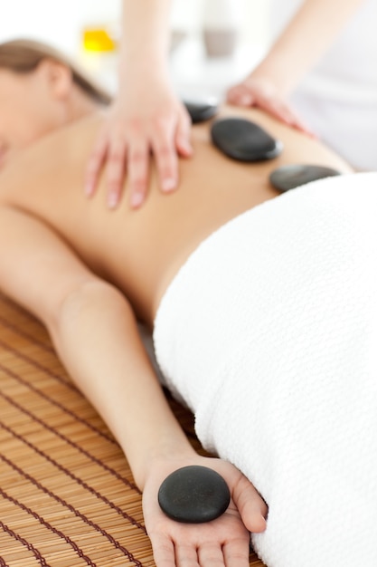 Close-up de uma mulher brilhante relaxando em uma mesa de massagem