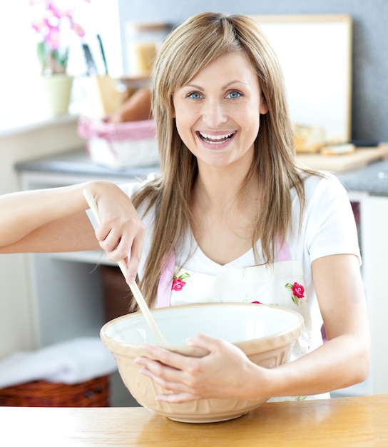 Close-up de uma mulher caucasiana preparando um bolo na cozinha