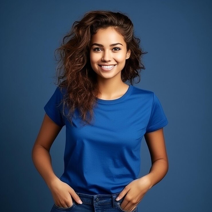 Foto close up de uma mulher com camisa azul e jeans