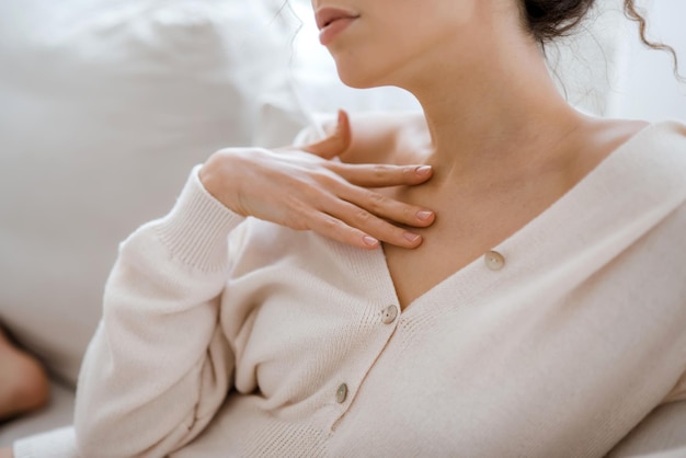 Close-up de uma mulher feliz em jaleco branco, massagem de toque, pele facial saudável após procedimentos de beleza