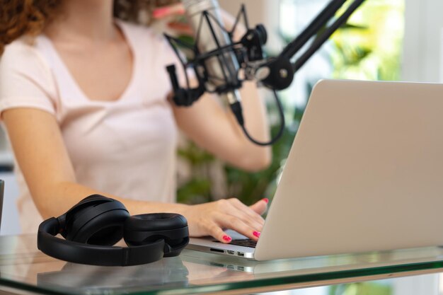 Foto close-up de uma mulher gravando um podcast em um estúdio