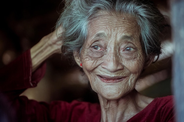 Close-up de uma mulher idosa a olhar para outro lado