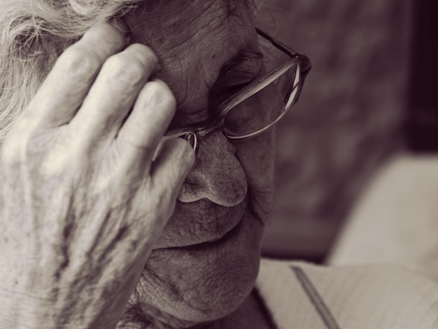 Foto close-up de uma mulher idosa usando óculos