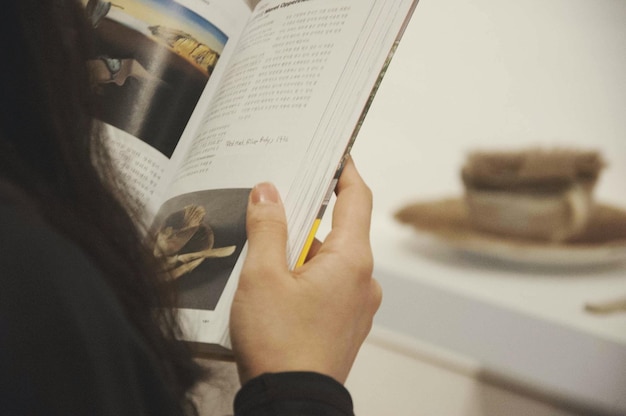 Foto close-up de uma mulher lendo um livro