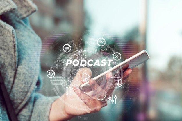 Close-up de uma mulher ouvindo podcast em um smartphone