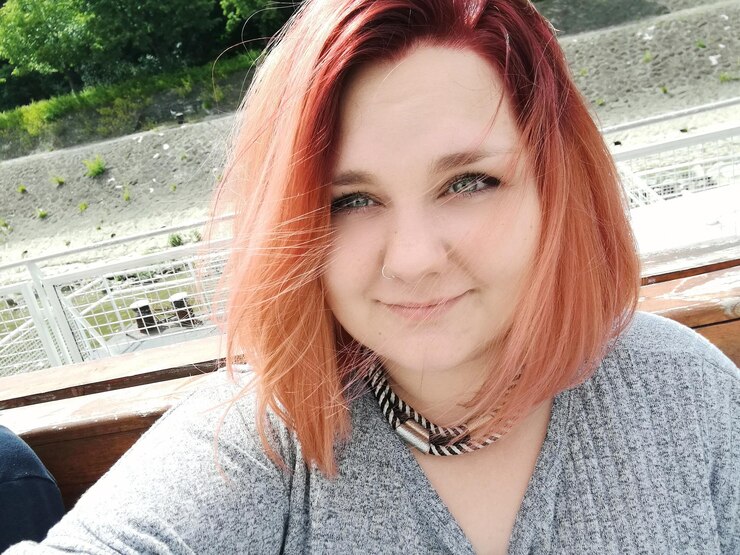 Foto close-up de uma mulher ruiva