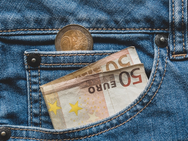 Close up de uma nota de 50 euros no bolso