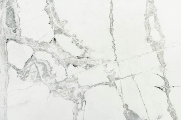 Close-up de uma parede texturizada de mármore branco