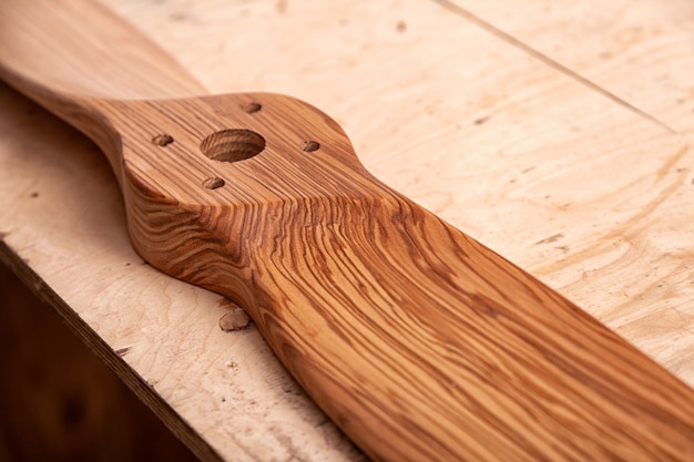 Close-up de uma parte de madeira com furos para a mobília.