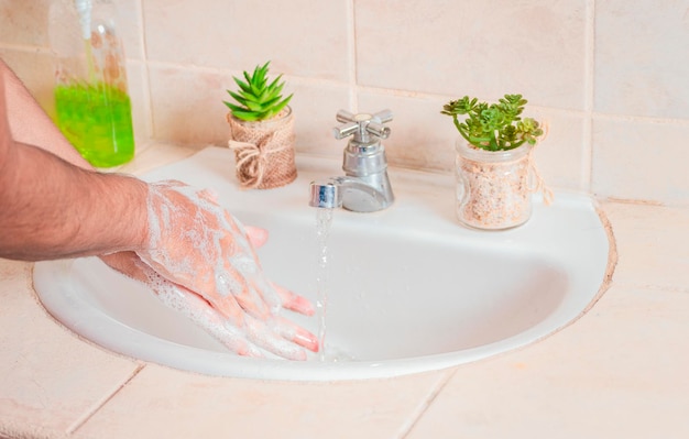 Close-up de uma pessoa lavando as mãos com sabão conceito de maneiras corretas de lavar as mãos para prevenir covid19