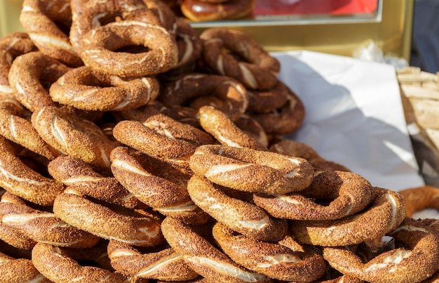 Close-up de uma pilha de bagels turcos à venda