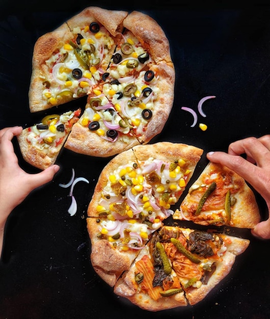 Foto close-up de uma pizza na mão