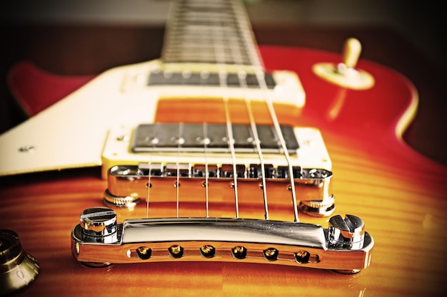 Foto close-up de uma ponte de guitarra elétrica em efeito vintage