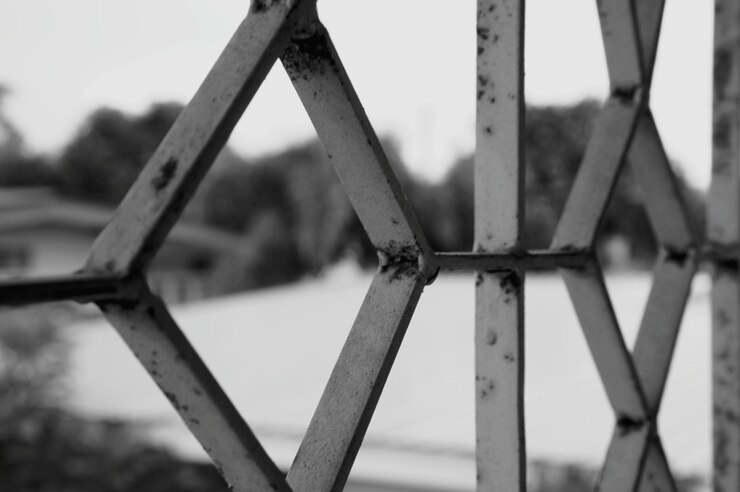 Foto close-up de uma ponte de metal enferrujada contra o céu