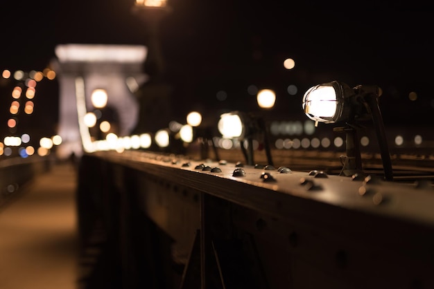 Foto close-up de uma ponte iluminada à noite