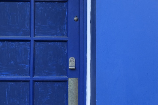 Foto close-up de uma porta azul fechada