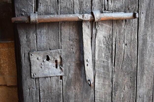 Foto close-up de uma porta de madeira