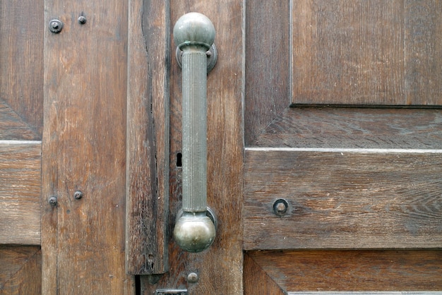 Foto close-up de uma porta de metal